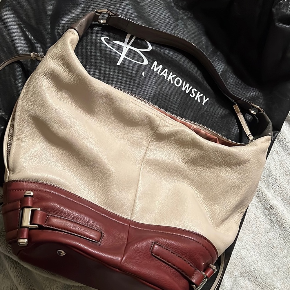 Women’s Leather B Makowsky Bucket Bag, can be a conceal carry bag for small gun.